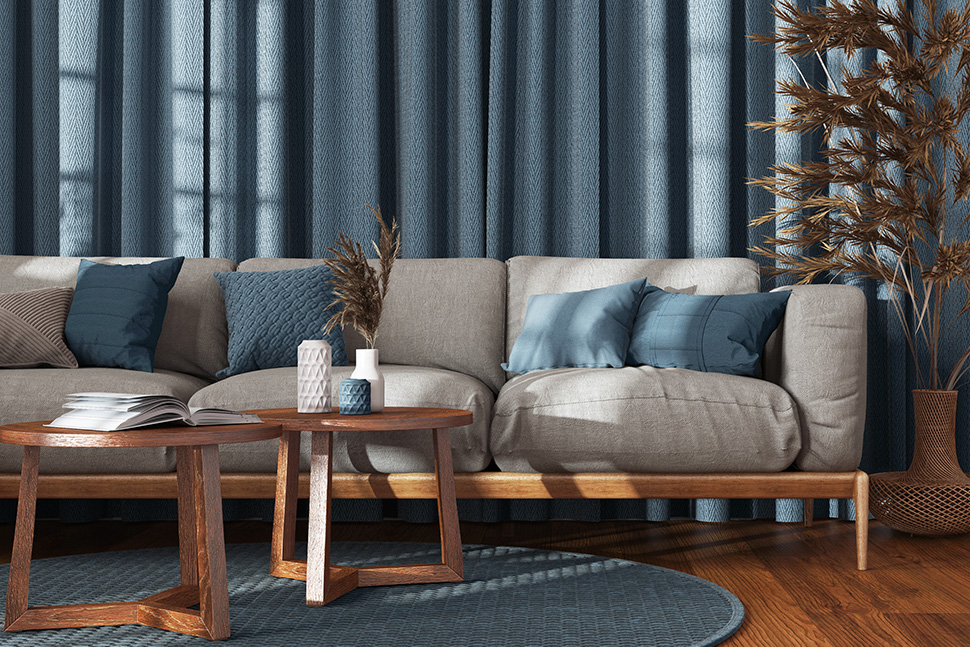 Wohnzimmer mit blauen Vorhängen